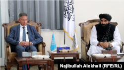 تصویر آرشیف: دیدار اسبق مارکس پوتزل معاون دفتر یوناما با سراج الدین حقانی سرپرست وزارت داخله حکومت طالبان 