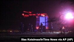 Zjarrfikësit në vendin ku u rrëzua avioni.