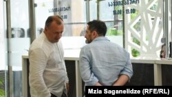 ადვოკატი კახა წერეთელი და მისი დაცვის ქვეშ მყოფი, „TV პირველის" დამფუძნებელი ვატო წერეთელი საქართველოს გენერალური პროკურატურის მისაღებში. 