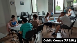 Doi recenzori colectează simultan datele persoanelor care s-au adresat unuia din cele opt puncte de recenzare fixă din Cluj-Napoca. În capitală sunt 30 astfel de centre deschise, iar la cel de la sediul Direcției Naționale de Statistică pot fi preluate simultan 15 persoane.