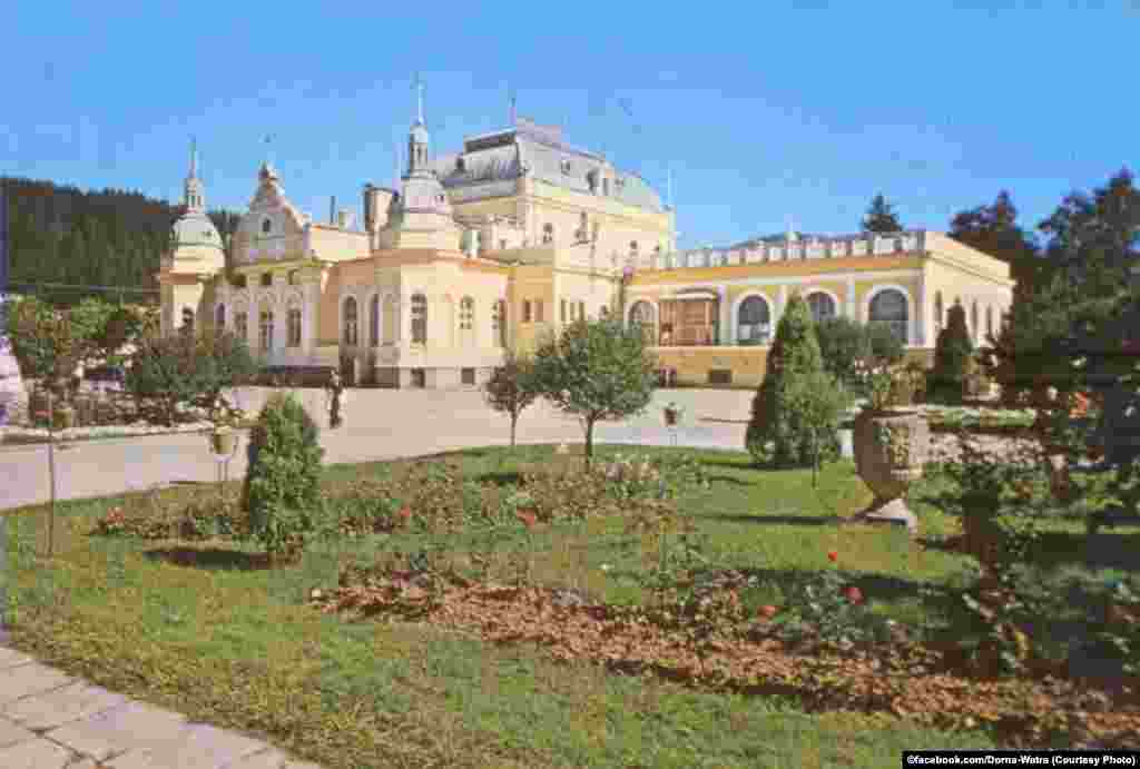 Cazinoul după a doua extindere a părții din spate. Imagine din anii '80. Extensia din spate este înlăturată acum, aducând cazinoul la forma sa inițială, din 1898.