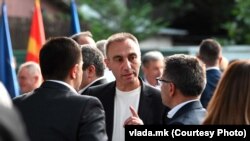 Artan Grubi (në mes), ish-zëvendëskryeministër nga BDI-ja 