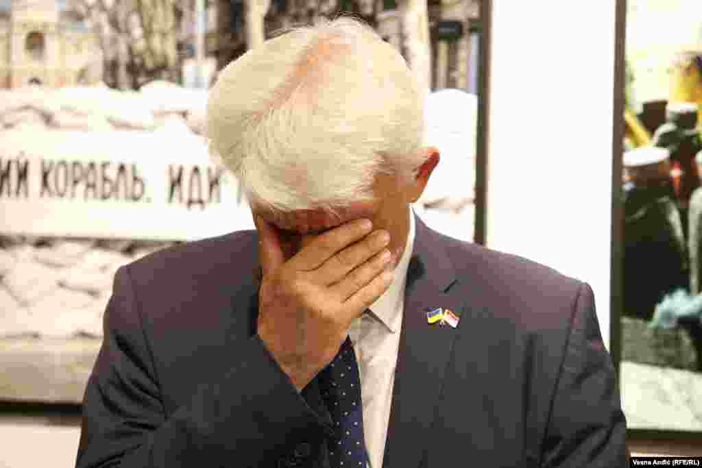 Ambasador Ukrajine Volodimir Tolkač se zahvalio svima koji pomažu Ukrajini, kao i autorima fotografija koji su "više puta rizikovali svoje živote, vrlo često i izgubili svoj život kako bi svet saznao i video o događajima koji se dešavaju u Ukrajini".