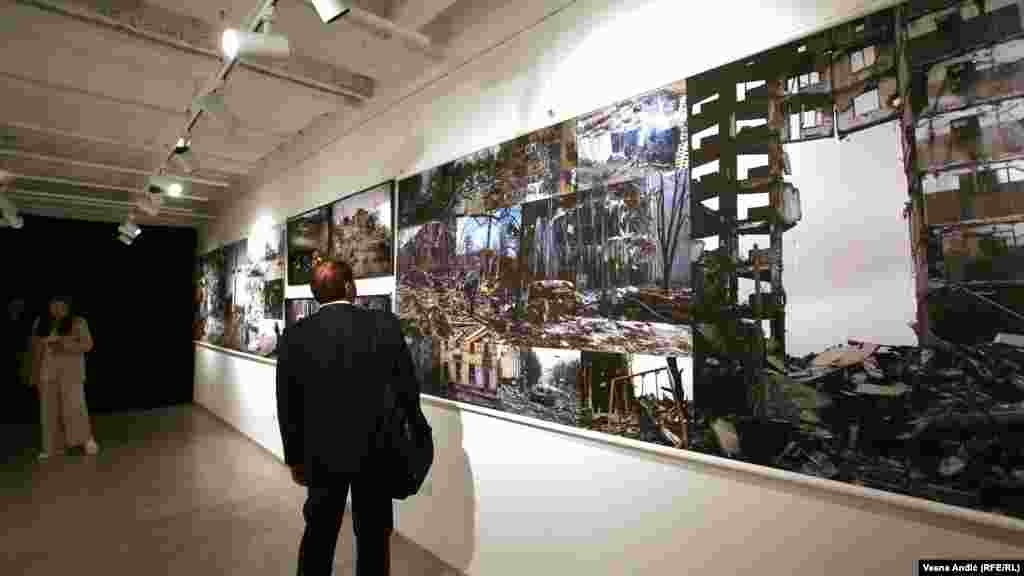 Prikazano je 20 zasebnih fotografija, kao i dva velika kolaža. Fotografije potpisuje više od 40 autora.