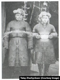 Жаныбек казы Сагынбаев (1861-1933) оңдо. Сол тарапта турганы бир тууганы Калыбек.