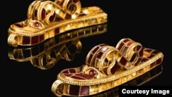 Лондондогу белгилүү «Сотбис» аукционунда сатылган Кыргызстандан барган V кылымдагы зер буюмдар.