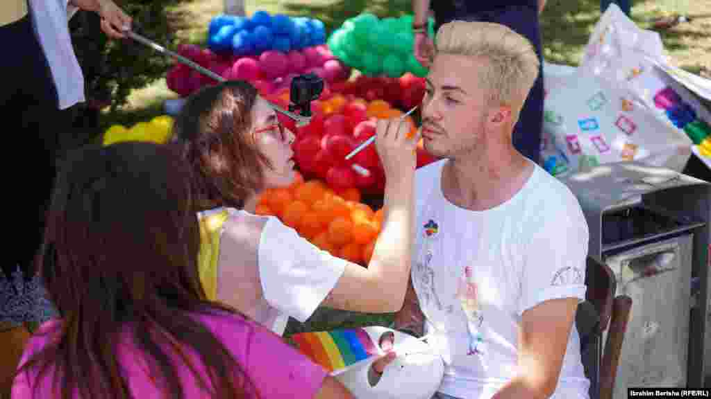 Parada u mbajt me moton "Bashkë dhe krenarë".