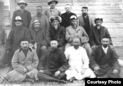 Оренбургга сүргүнгө айдалган бай кыргыздардын бир тобу. 1929-жыл. Кыргызстандын Борбордук мамлекеттик архиви.