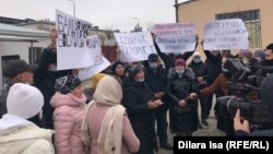 У здания прокуратуры Аль-Фарабийского района и учреждения ИЧ-167/11 в Шымкенте вновь и вновь собираются люди. Это родители арестованных на два месяца парней.  28 января 2022 года