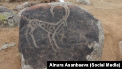 Ысык-Көл районунун Сары-Камыш айылынан Чолпон-Ата шаарында чейинки тоо этегинде жайгашкан б.з.ч. II миң жылдыктан б.з. ч. I жылдыктарына таандык ачык асман алдындагы петроглифтер.