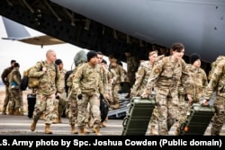 Американські війська прибувають до Німеччини в рамках додаткового перекидання 2000 вояків як частину посилення присутності США в Європі. Лютий 2022 року