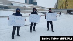 Жанаозенцы Асылбек Бейсембай, Акжол Шами, Марат Жангаштиев проводят пикет в столице. 1 февраля 2022 года