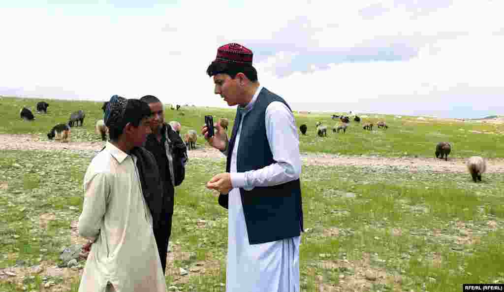 همایون هیواد خبرنگار رادیو آزادی در حال مصاحبه با یک پسر در ولایت ننگرهار.