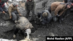 کارگران روز های طولانی را در یک ساحه مشخص در جستجوی زمرد سپری می کنند.