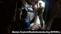 Novinar Radija Slobodna Evropa Mike Eckel i ukrajinski vojnik tokom razgovora u februaru 2022. 