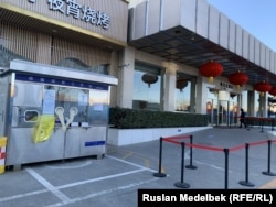 Пекин олимпиадасындағы Азаттық тілшісі тұрып жатқан қонақ үй алдындағы ПТР тест тапсыратын орын. 3 ақпан 2022 жыл