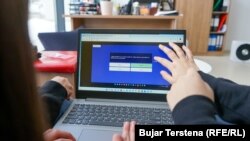 Disa filloristë në një shkollë në Kosovë duke punuar në një kuiz matematike. Fotografi ilustruese.