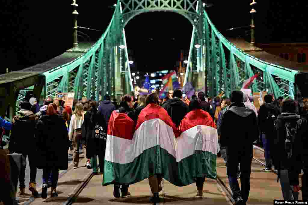 Маҗартсан парламенты ЛГБТК+ җәмәгатьчелегенә прайд уздыруны тыючы һәм башка митингларны чикләүче канунга кабул иткәннән соң Будапештта моңа каршы йөреш узды, 25 март.
