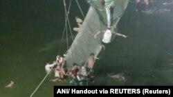 Кырсык болгон маалда көпүрөгө жана анын жанына 500дөй адам чогулган жана алар Дивали майрамын белгилеп жатат.