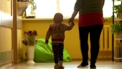 Copii ucraineni grav bolnavi fug din țară pentru a lupta pentru viața lor