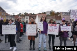 Participanți la marșul din Brașov.