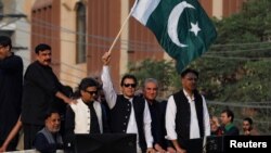 عمران خان د نومبر په پای کې د حکومت ضد لاریون په پای کې اعلان وکړ چې اسمبلۍ ماتوي - د اکتوبر ۲۸مې انځور. 