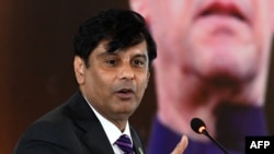 ارشد شريف د پاکستان له يو شخصي ټېلېويژن چېنل سره کار کاوه او په وروستيو کې له پاکستانه بهر تللی وو ــ پخوانی انځور