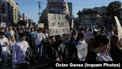 2.500 de persoane au ieșit în stradă în București și alte 3.500 în restul țării pentru a cere autorităților finanțarea serviciilor de asistență socială pentru victimele violenței domestice și sexuale.