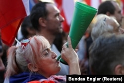 Учасники масової антиурядової акції у Празі, яка пройшла з вимогами не підтримувати війну, обійти санкції і купувати газ безпосередньо в Росії. Чехія, 28 жовтня 2022 року.