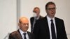 Nemački kancelar Olaf Scholz (L) i predsednik Srbije Aleksandar Vučić dolaze na konferenciju za novinare posle razgovora u Berilnu, 4. maj 2022.