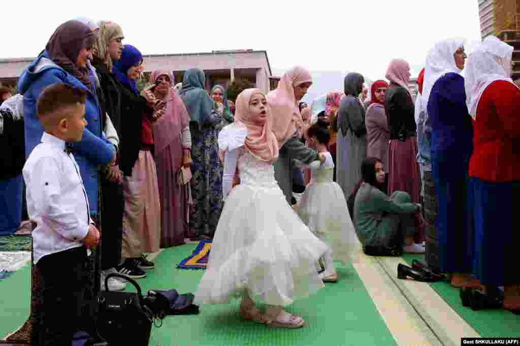 Албанците се подготвуваат за утринската молитва на првиот ден од Бајрам во Тирана на 2 мај.