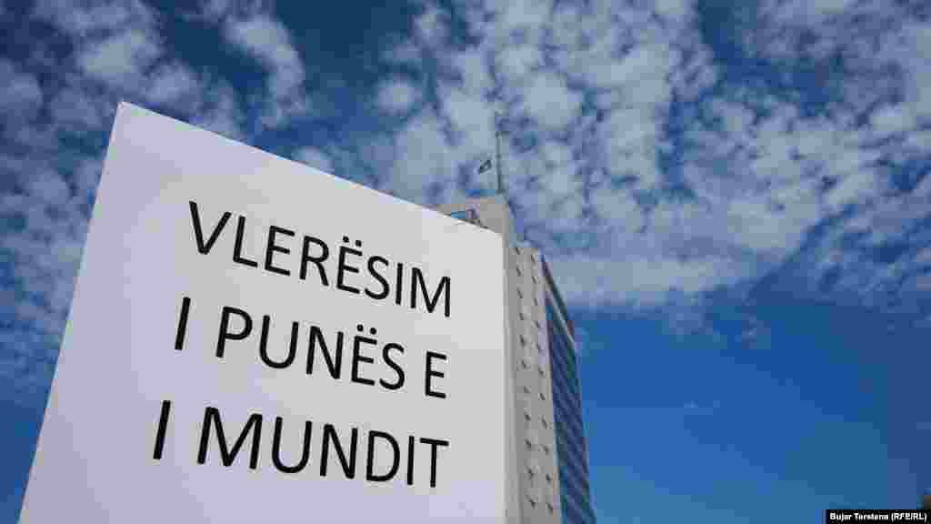 "Vlerësim i punës e i mundit", ishte një nga mesazhet e punëtorëve drejtuar Qeverisë së Kosovës të udhëhequr nga Albin Kurti.&nbsp;