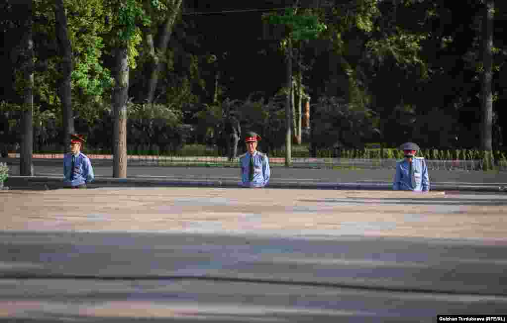 По данным МВД, в связи с майскими праздниками милиция перешла на усиленное несение службы и общественный порядок в эти дни будут обеспечивать более 10 тысяч сотрудников правоохранительных органов.