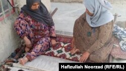 دو تن از زنان قالین باف ولایت نیمروز