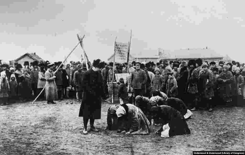 &bdquo;მშიერი რუსი ქალები&ldquo; უჩოქებენ ოფიციალურ პირს აშშ-დან ჩატანილი დახმარებისათვის 1922 წელს, როცა ბოლშევიკები თანდათან იმარჯვებენ ხუთწლიან სისხლისმღვრელ დაპირისპირებაში. 