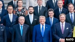 Crnogorski i američki predsjednik Jakov Milatović i Donald Tramp tokom Samita NATO u Hagu, jun 2025.