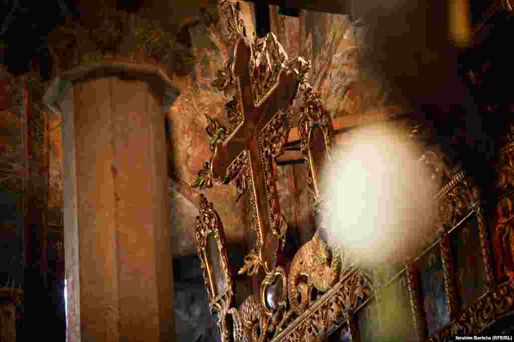 Krst unutar manastira.