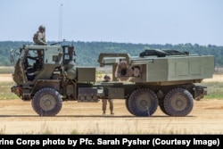 Pușcași marini americani cu un sistem mobil de lansatoare de rachete (HIMARS) în Carolina de Nord, aprilie 2021