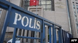 Türkmen blogerleri 28-nji aprelde ikisi-de bir günde migrasiýa we polisiýa edaralaryna çagyrylyp, şol ýerden Ankaranyň deportasiýa merkezine alnyp baryldy. 