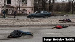 Тіла цивільних людей на вулицях оточеного Маріуполя. 15 квітня 2022 року