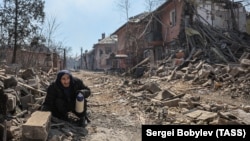 Житель Маріуполя серед руїн на лівобережній частині міста. Наслідки російських обстрілів і бомбардувань. 2022 рік. 