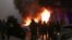 Горящий полицейский автомобиль во время январских протестов из-за повышения цен на газ в Алматы 5 января 2022 года.