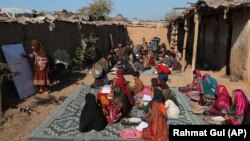 په اسلام اباد کې افغان کډوال ماشومان په یوه ښوونځي کې د زده کړو پر مهال - انځور له ارشیفه