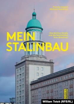 Coperta cărții „Mein Stalinbau” („Căminul meu din timpul lui Stalin. O stradă din Berlin şi istoria locuitorilor ei”)