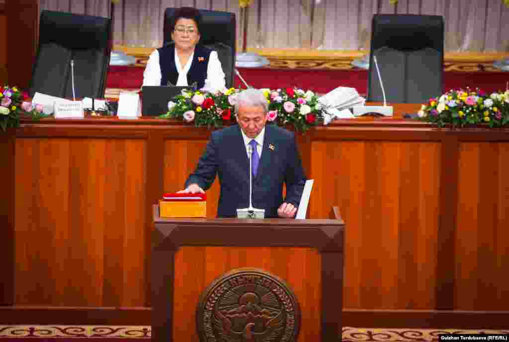 "Бүтүн Кыргызстандын" лидери&nbsp;Адахан Мадумаров ант берүүдө.&nbsp;