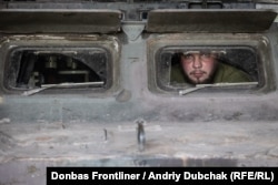 Водій антитанкового загону за кермом БРДМ у районі Волновахи, Донецька область, 24 липня 2021 року