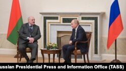 Președintele rus, Vladimir Putin, alături de liderul Belarusului, Aleksandr Lukașenko, în timpul întâlnirii de la Strelna, periferia Sankt Petersburgului, Rusia. Fotografie din 29 decembrie 2021.