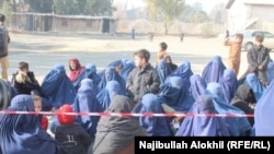 آرشیف - زنان بی بضاعت در انتظار دریافت کمک در ولایت خوست