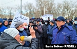Аким Мангистауской области Нурлан Ногаев вышел к протестующим в Жанаозене. 3 января 2022 года