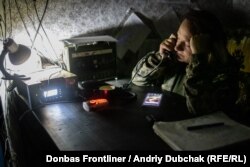 Зв'язківка піхотної роти координує пошук безпілотника російських гібридних сил на передових позиціях біля села Нью-Йорк, 16 вересня 2021 року